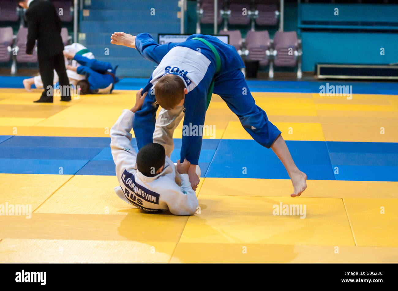 Los niños compiten en judo. Foto de stock