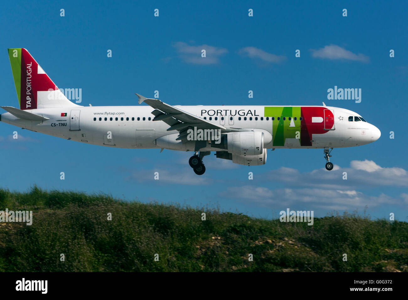 Avión Airbus A320 de TAP Portugal acercarse para un aterrizaje, Praga, República Checa Foto de stock