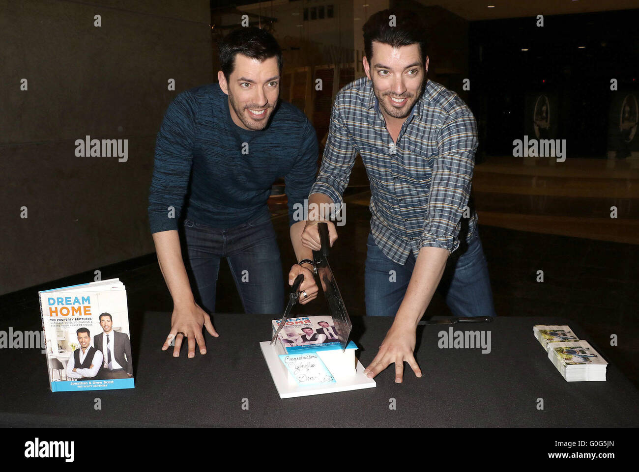 La propiedad 'hermanos' Drew Scott y Jonathan Scott firmar copias de su  nuevo libro 'Sueño' en casa en Las Vegas con Centro de diseño: Drew Scott,  Jonathan Scott Dónde: Las Vegas, Nevada,