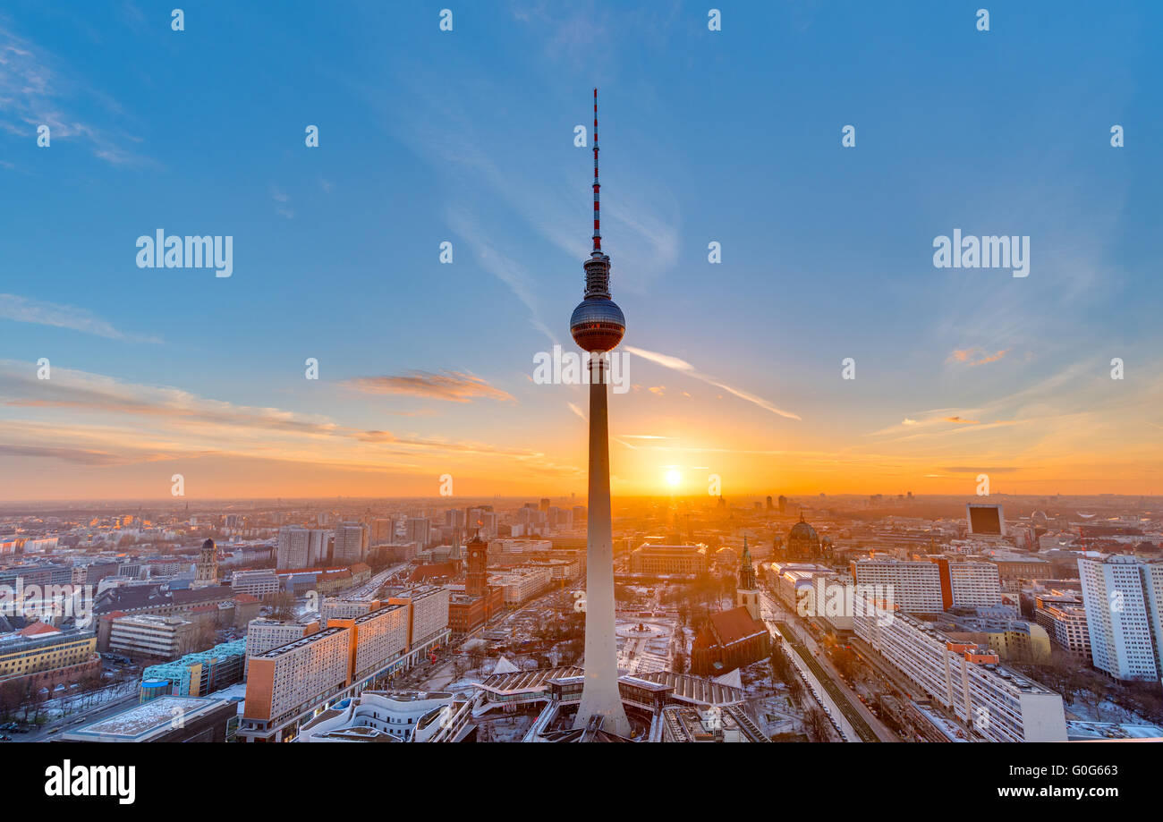 Precioso atardecer con la torre de televisión en Alexanderplatz en Berlín. Foto de stock