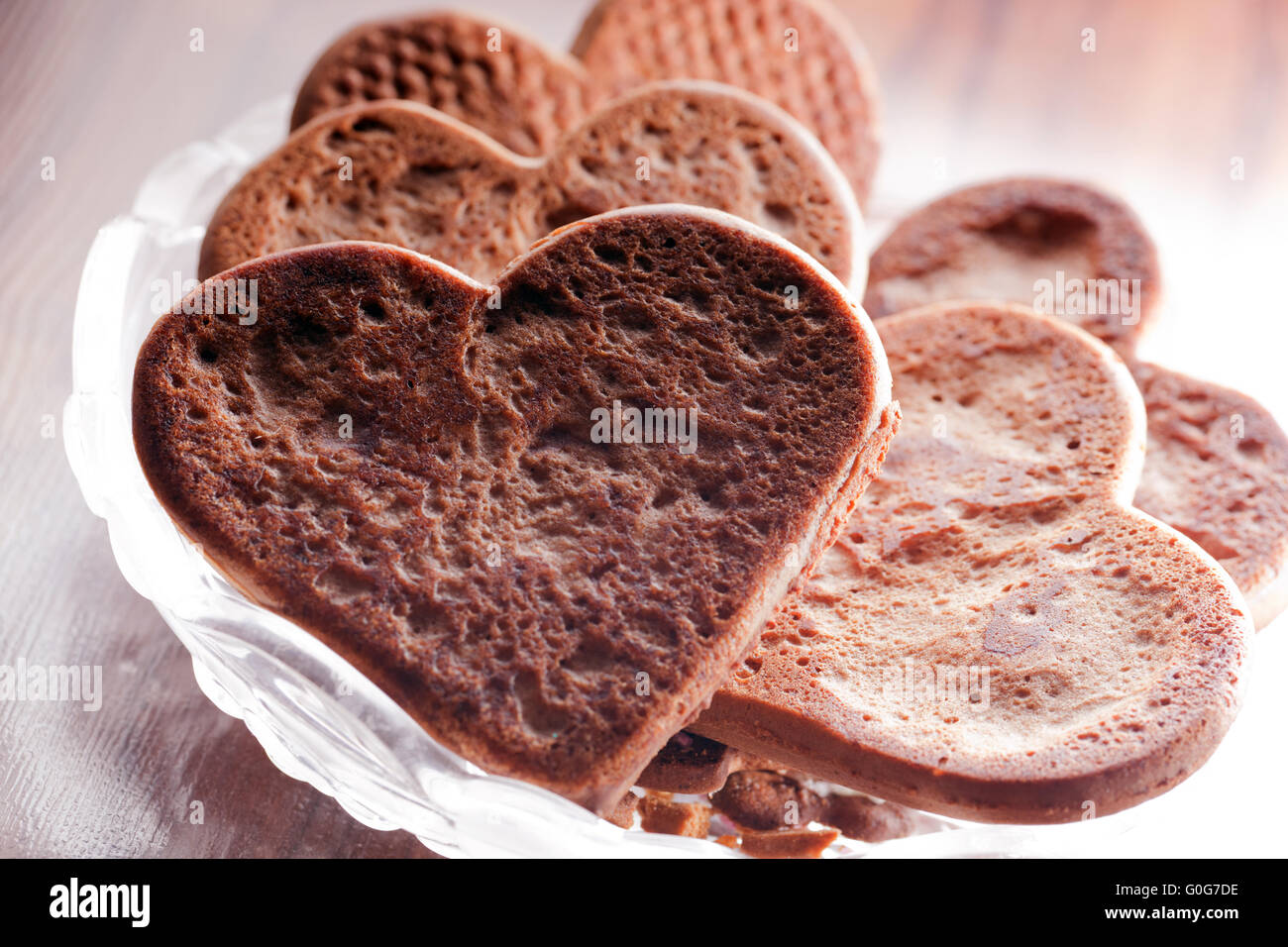 Las galletas de jengibre con forma de corazón. Concepto de amor tan cerca. Foto de stock