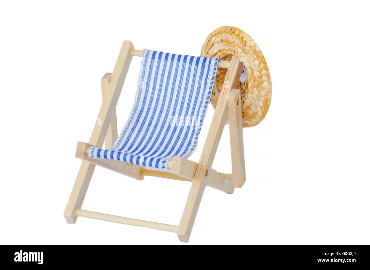 Deck de madera silla con sombrero para el sol Foto de stock