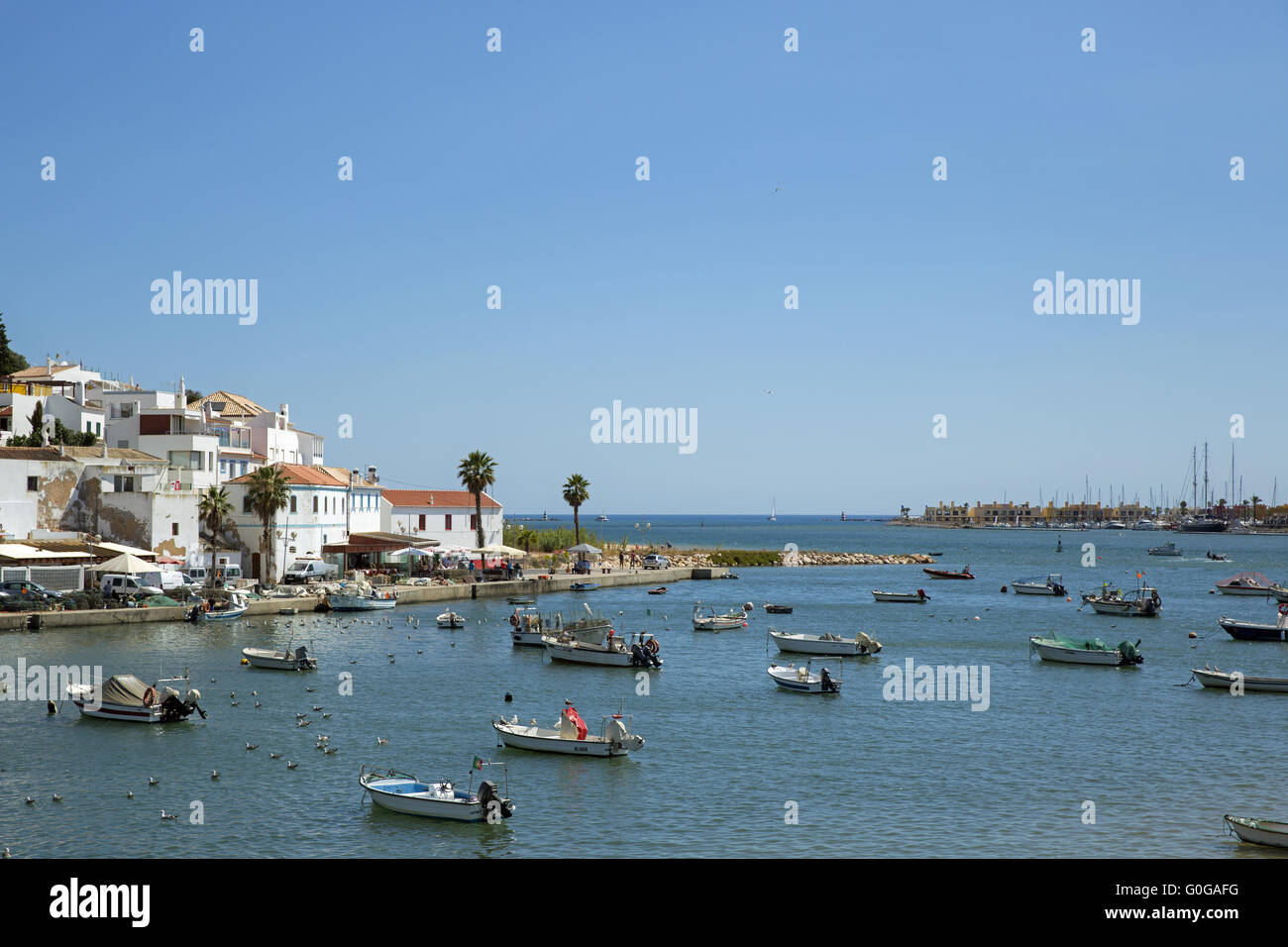 Los barcos en la bahía frente a la ciudad vieja de Ferragudo, Algarve, Portugal, Europa Foto de stock