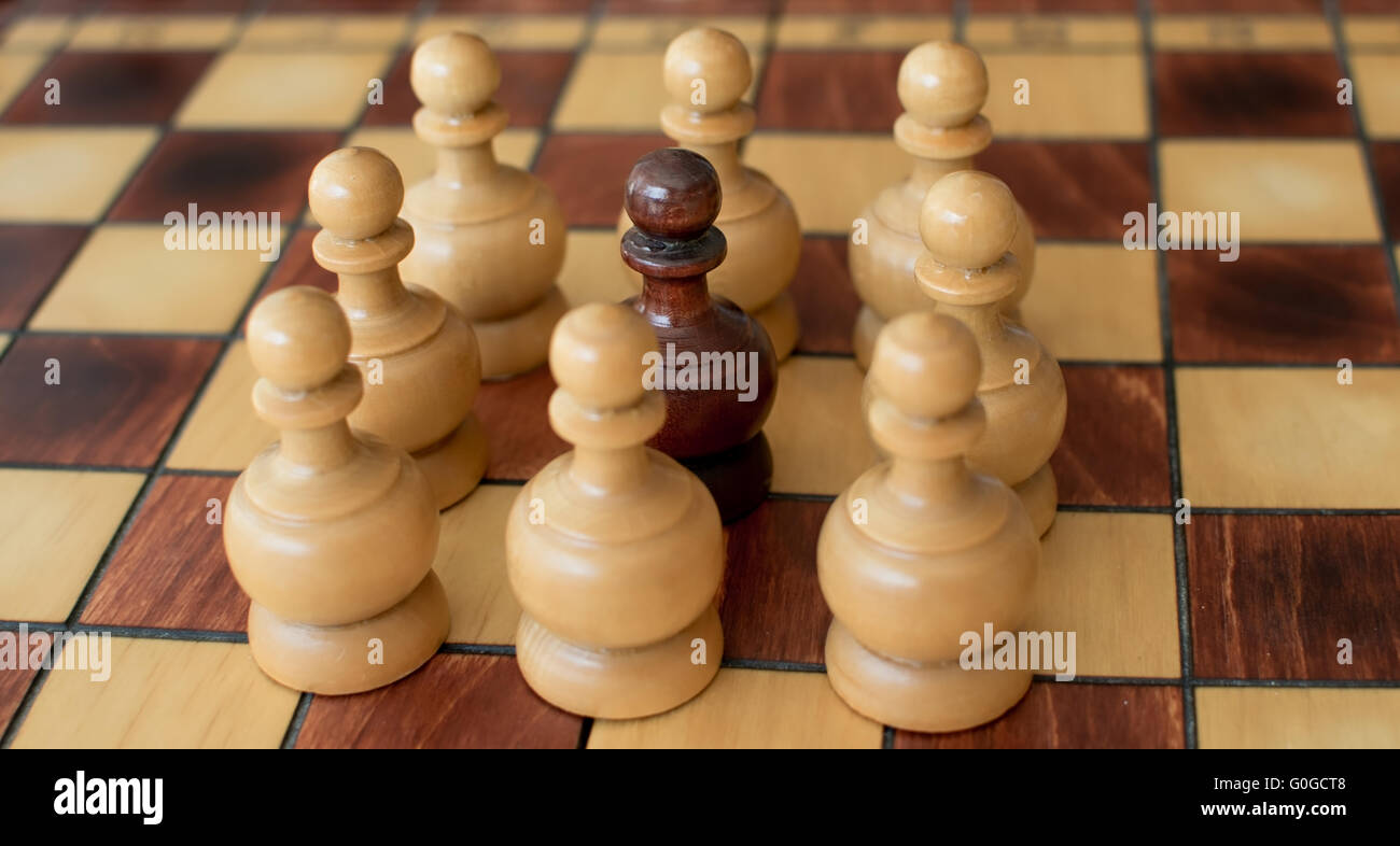 Peones en un tablero de ajedrez Foto de stock