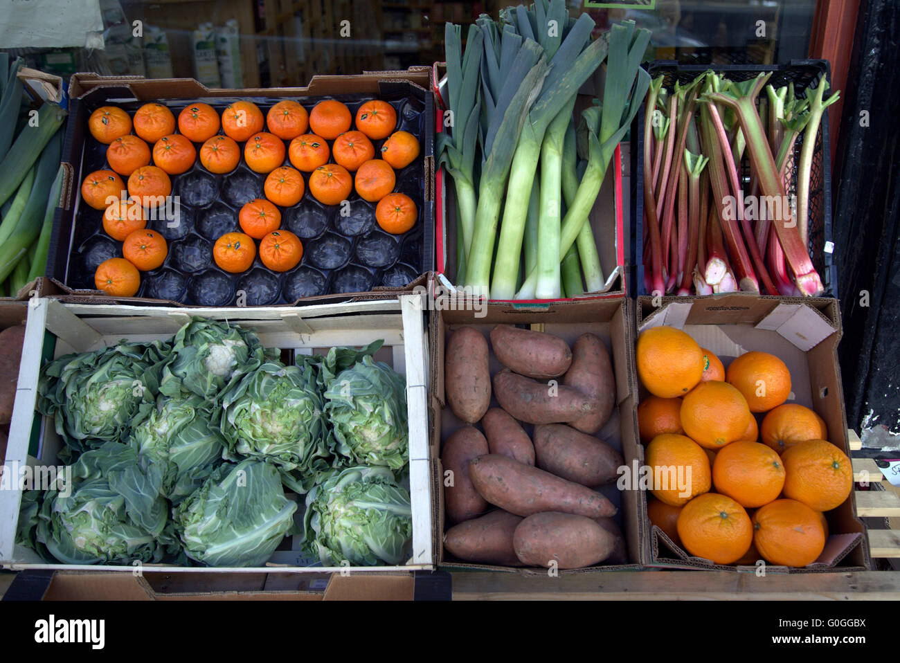 Las frutas y hortalizas y presentados en caja estilo Shop Front Foto de stock