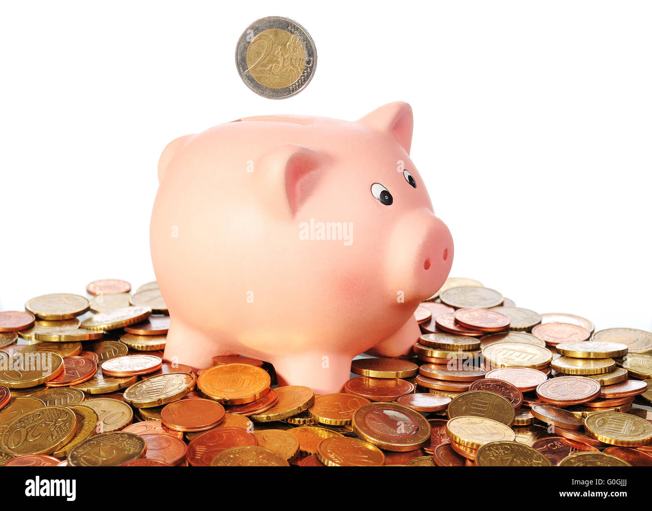 Hucha con la moneda de 2 euros en un área de monedas de euro con fondo  blanco Fotografía de stock - Alamy