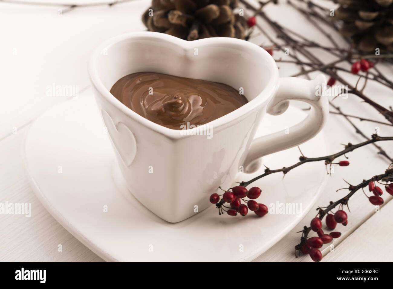 Celebración del Día de San Valentín con chocolate caliente Foto de stock