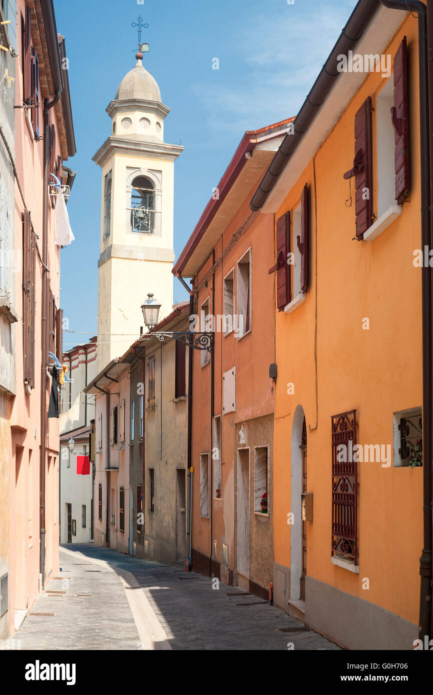 Sogliano al Rubicone (Forlì - Cesena, Emilia-Romaña, Italia) - Calle y campanario Foto de stock