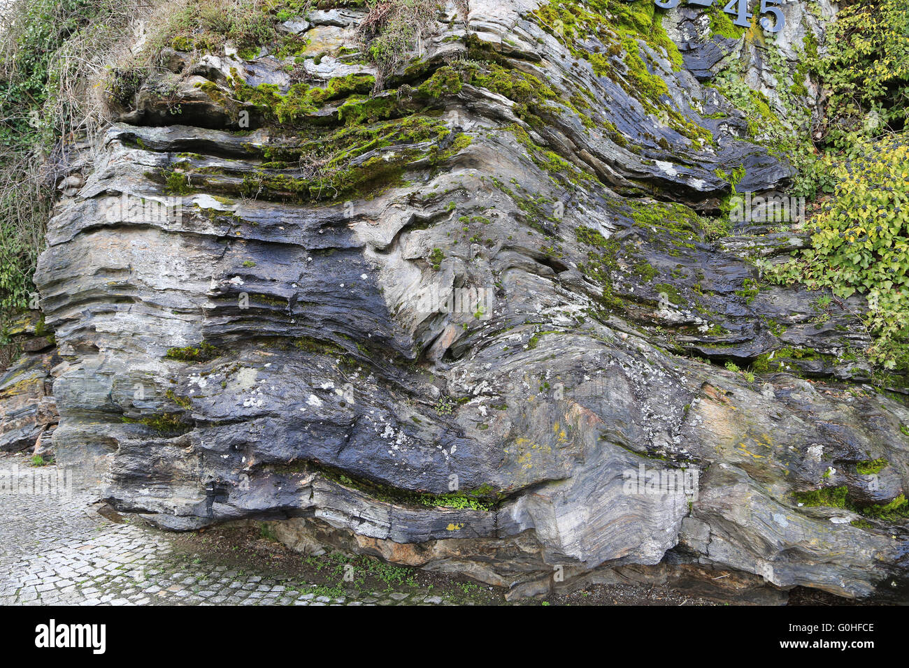 Formación geológica de piedra lavada en el río Rin en Laufenburg Foto de stock