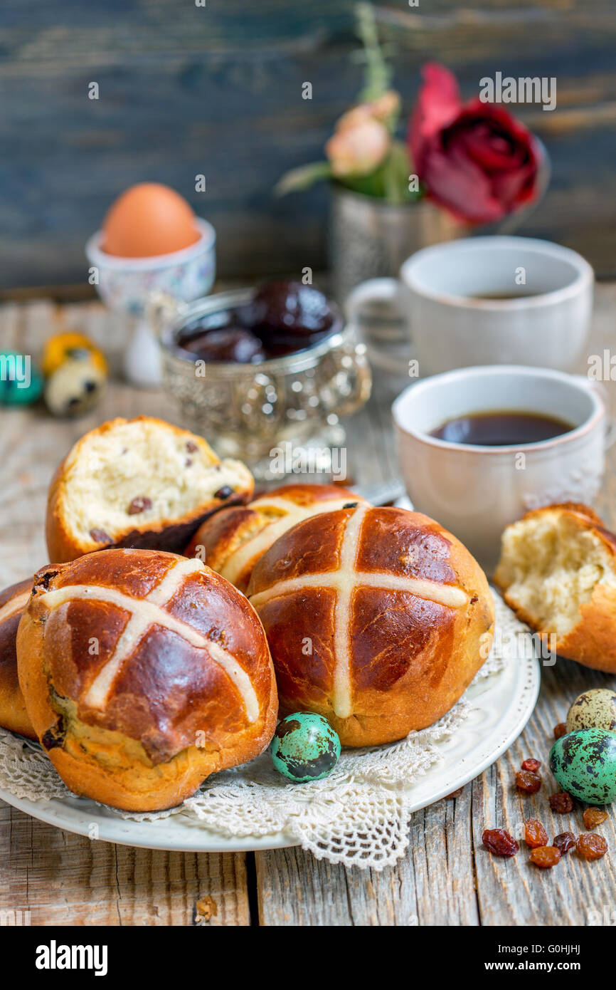 Desayuno con los bollos de Pascua con pasas. Foto de stock