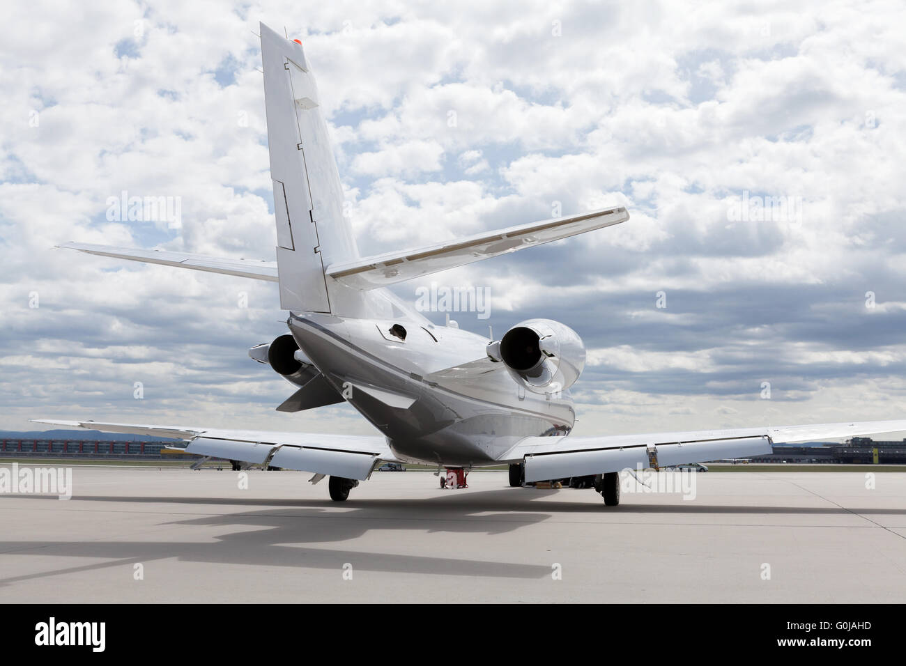 Aviones avión delante del aeropuerto con el cielo nublado Foto de stock