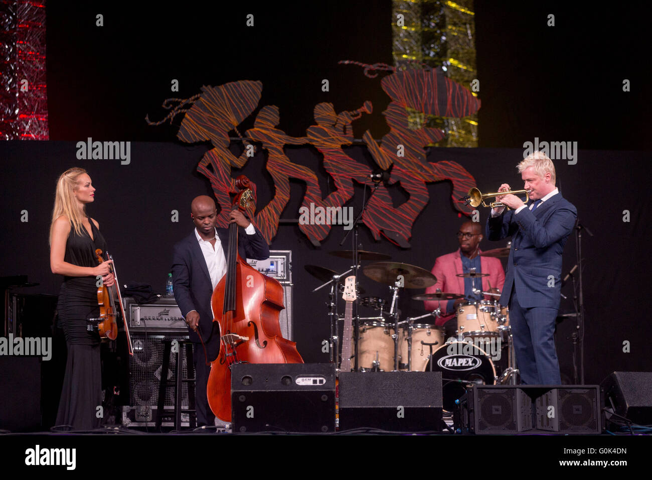 Mayo 1, 2016 - New Orleans, Louisiana, EE.UU. - músico Chris Botti actúa en  directo durante el New Orleans Jazz & Heritage Festival en el Recinto  Ferial de Carrera en Nueva Orleans,