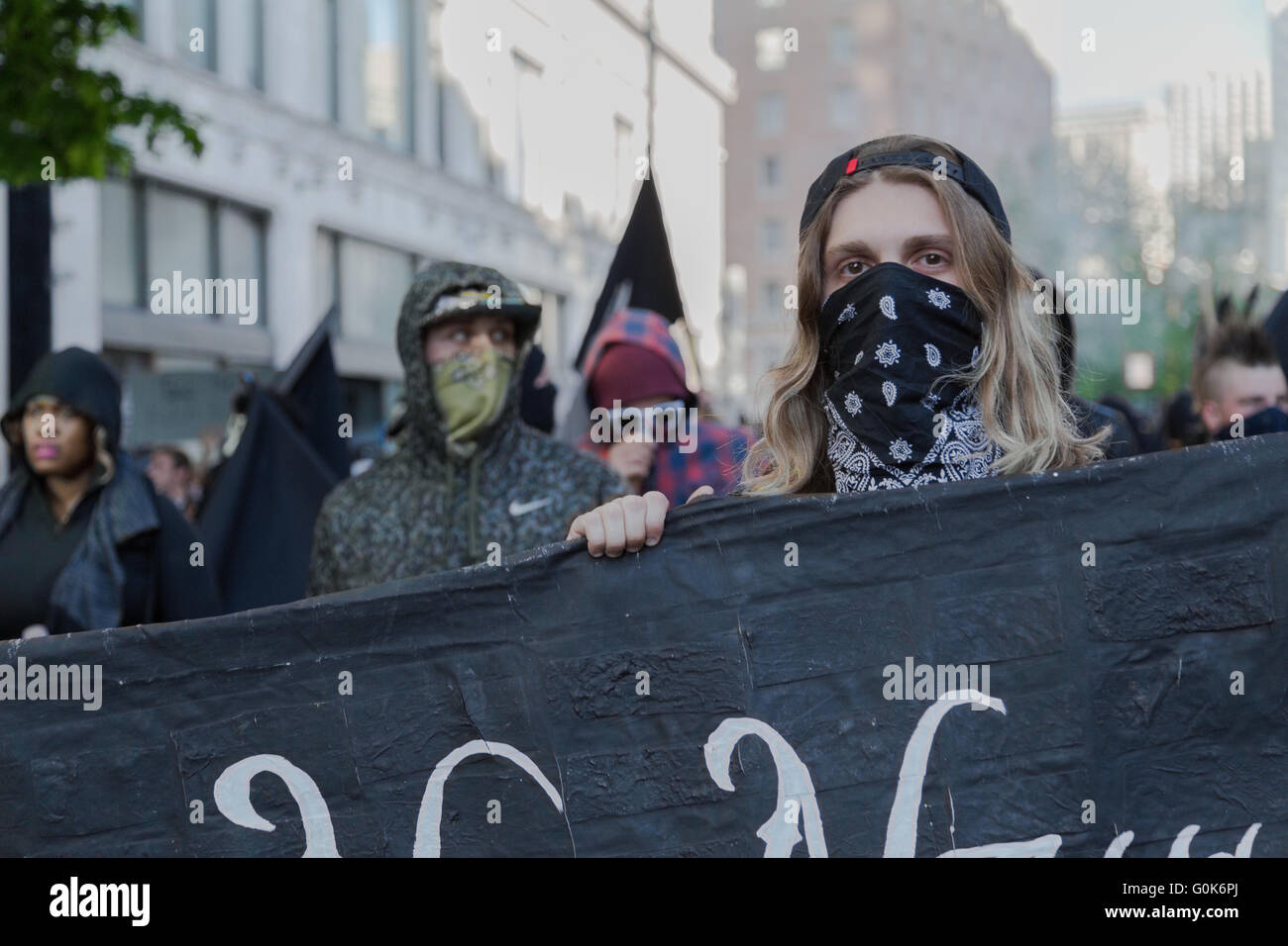 Seattle, EE.UU.. El 1 de mayo de 2016. Anti-Capitalist/Policía manifestantes cambie una ruta tras un breve bloqueo al punto de partida. Foto de stock