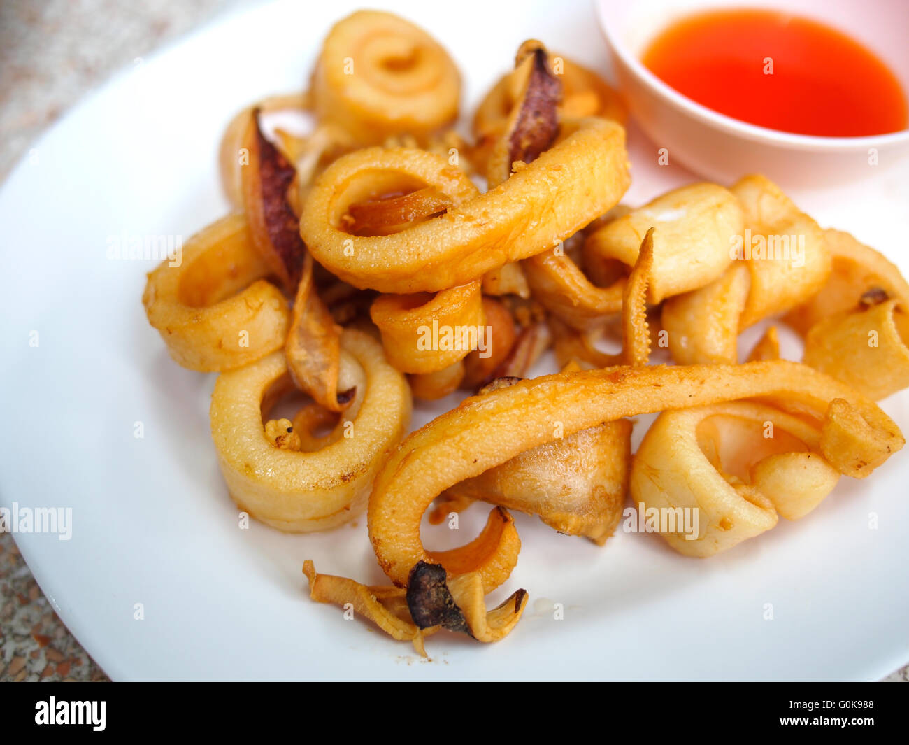 Calamares Fritos aperitivo con la sabrosa salsa Foto de stock