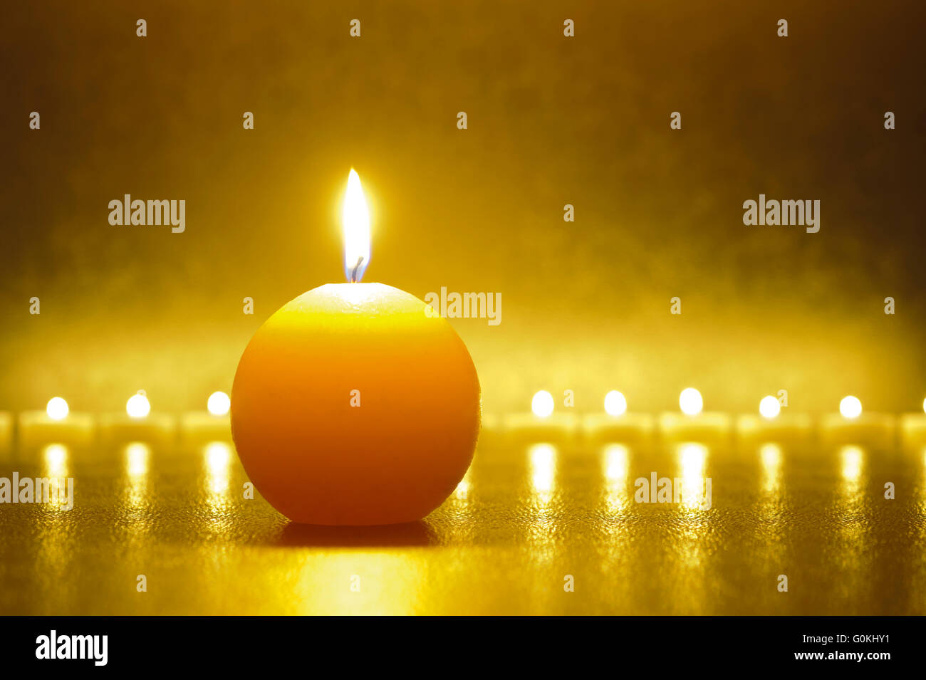 La meditación con un único gran luz de velas y la reflexión sobre el suelo Foto de stock