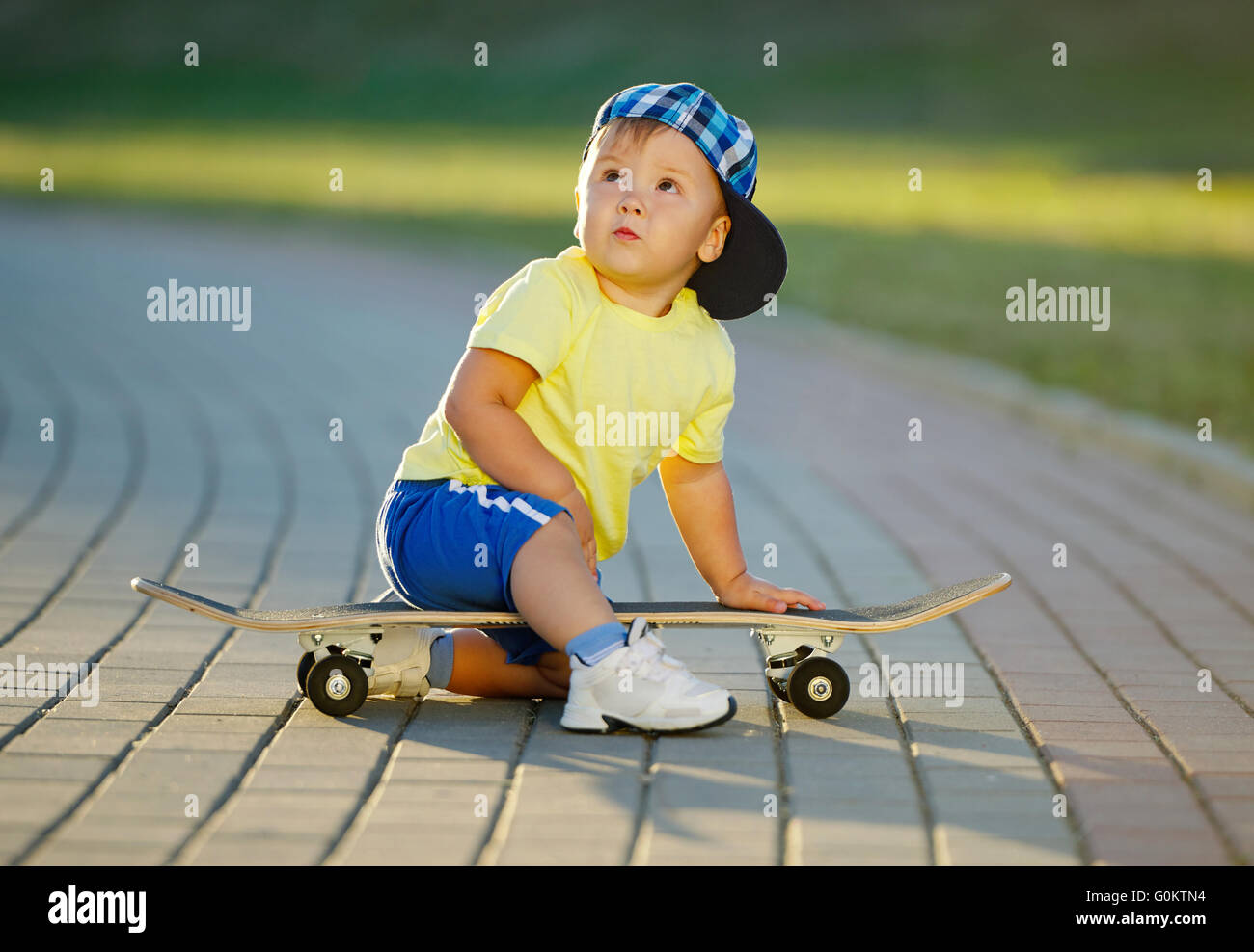 Niños en patineta fotografías e imágenes de alta resolución - Alamy