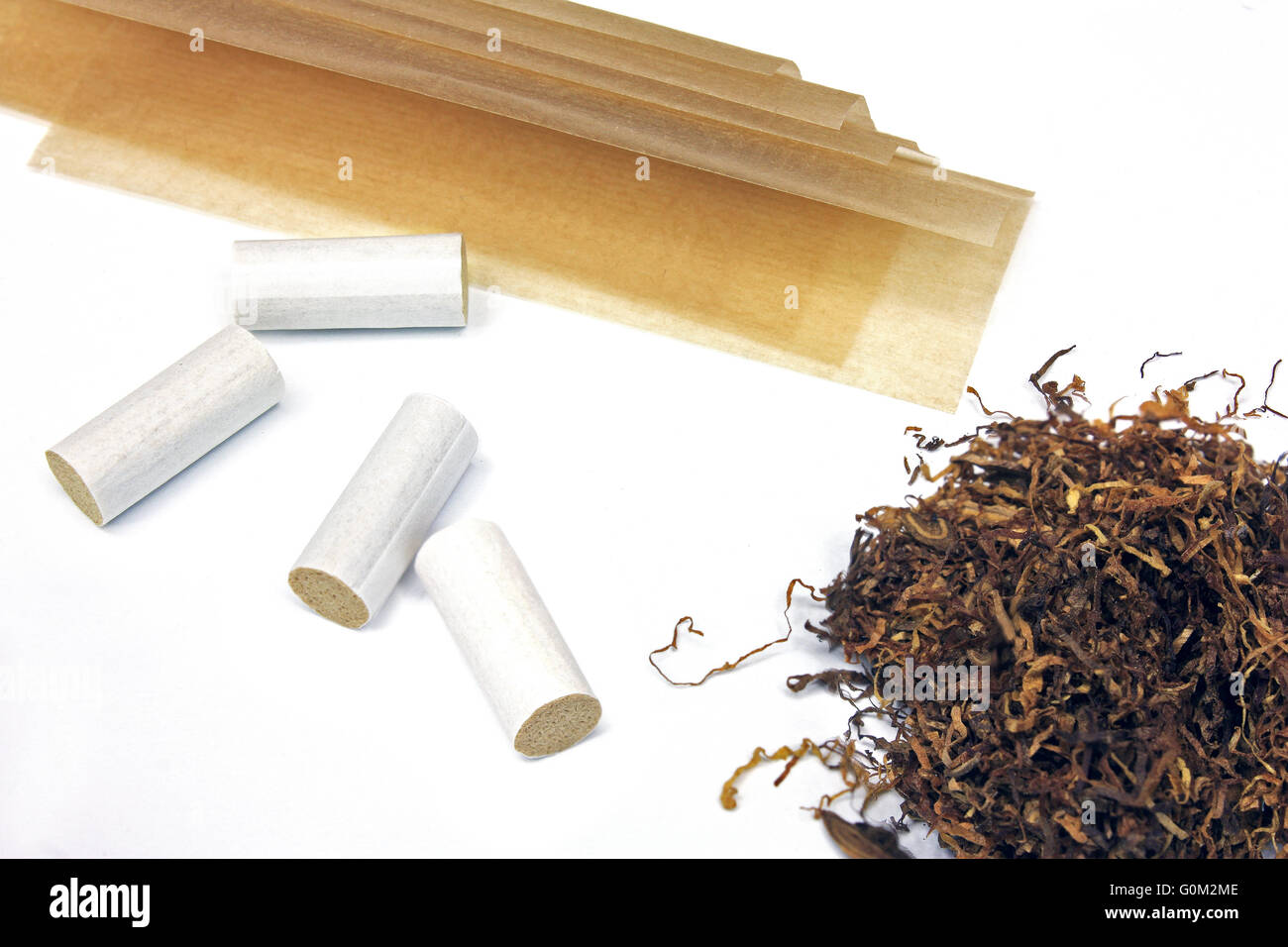 Bolsa de mano el tabaco de liar cigarrillos con papeles y filtros sobre un  fondo blanco Fotografía de stock - Alamy