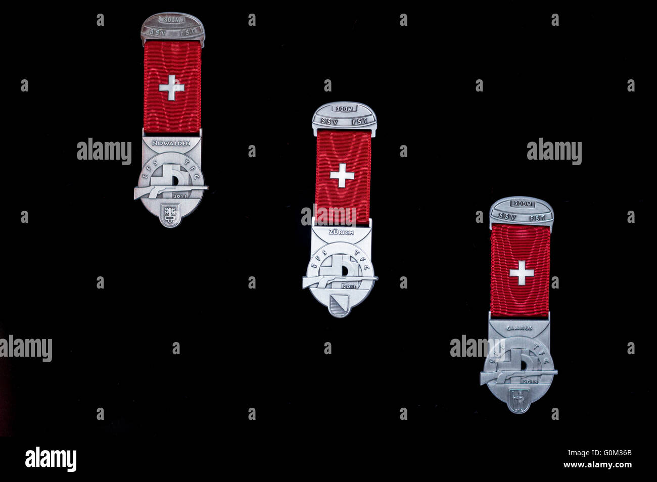 Medallas de Swiss Feldschiessen competiciones de tiro. Nombre común de estas medallas es de tipo Kranz o Kranzauszeichnung. Fondo negro Foto de stock