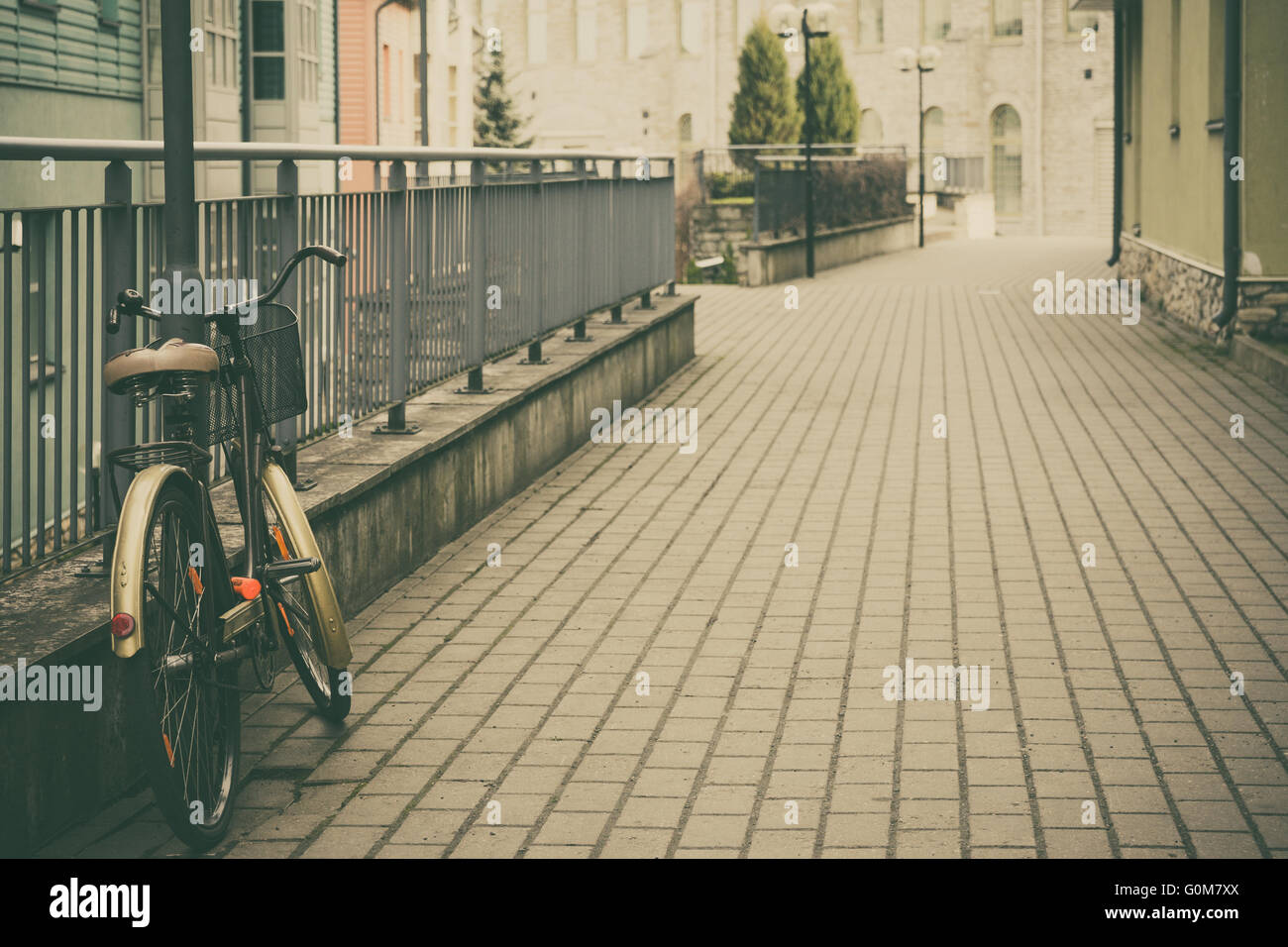 Escena urbana con retro-bicicleta en calle vacía, la imagen en tonos vintage Foto de stock