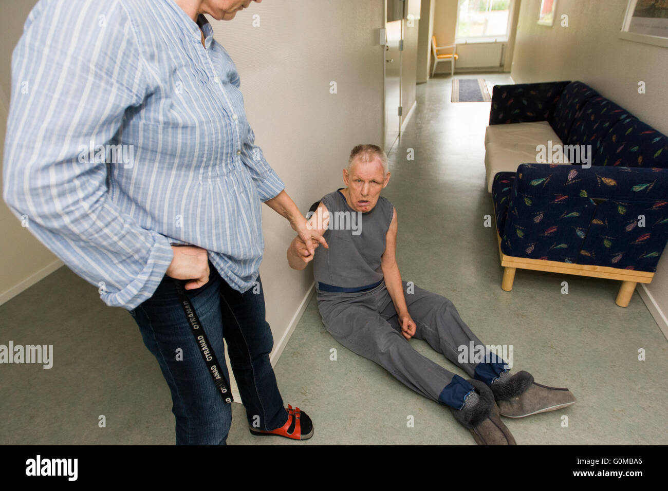 Paciente en un hospital psiquiátrico con el personal. Foto de stock