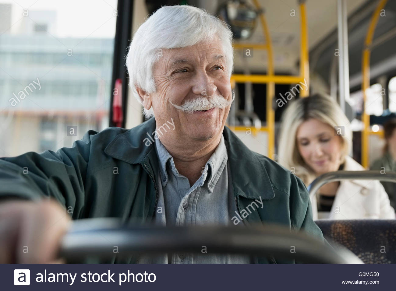 Senior sonriente hombre con bigote bus de equitación Foto de stock