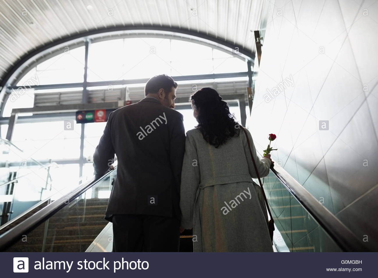 Par ascendente escalera mecánica en la estación de tren Foto de stock