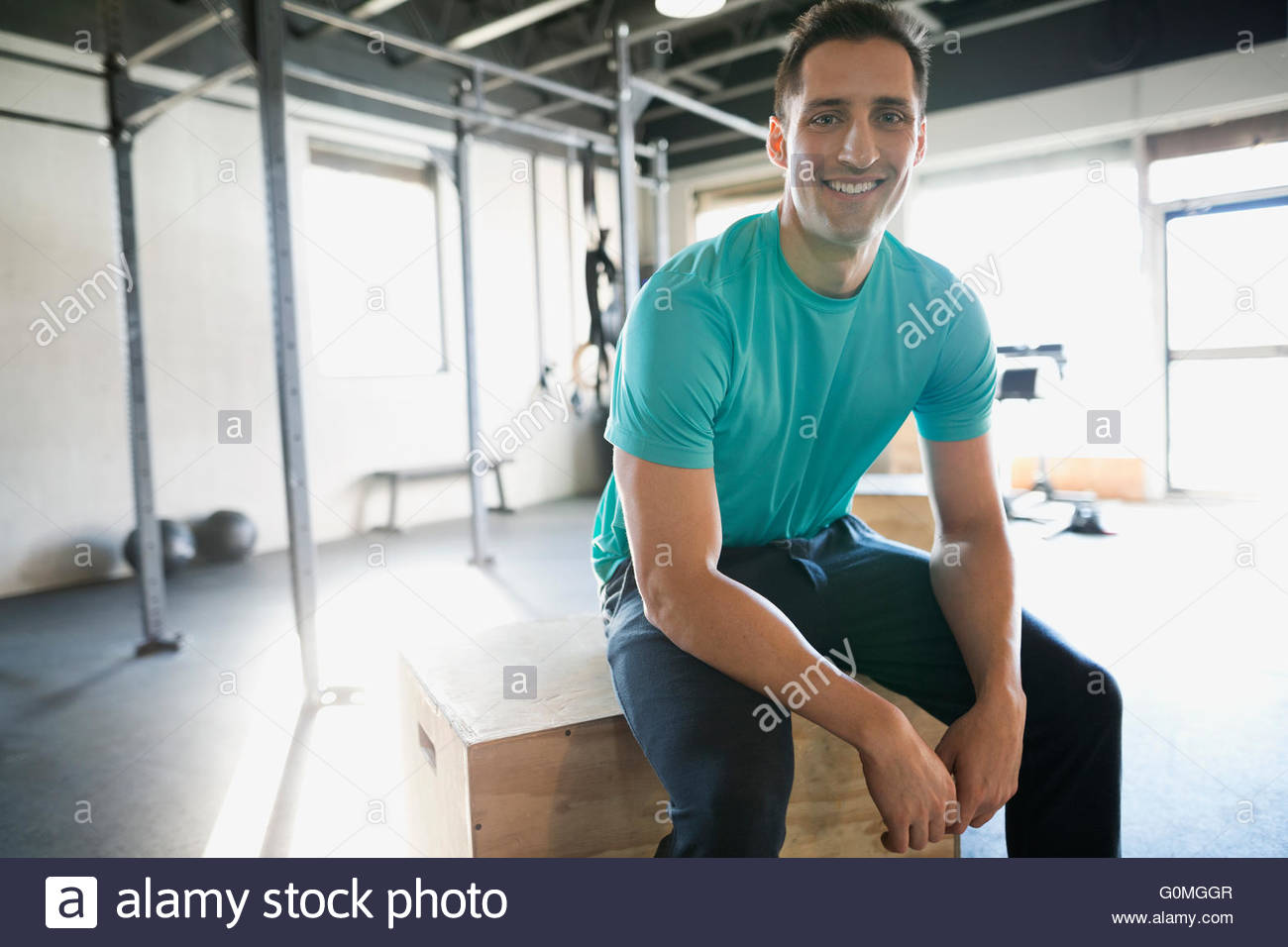 Retrato sonriente hombre descansando en el gimnasio Foto de stock