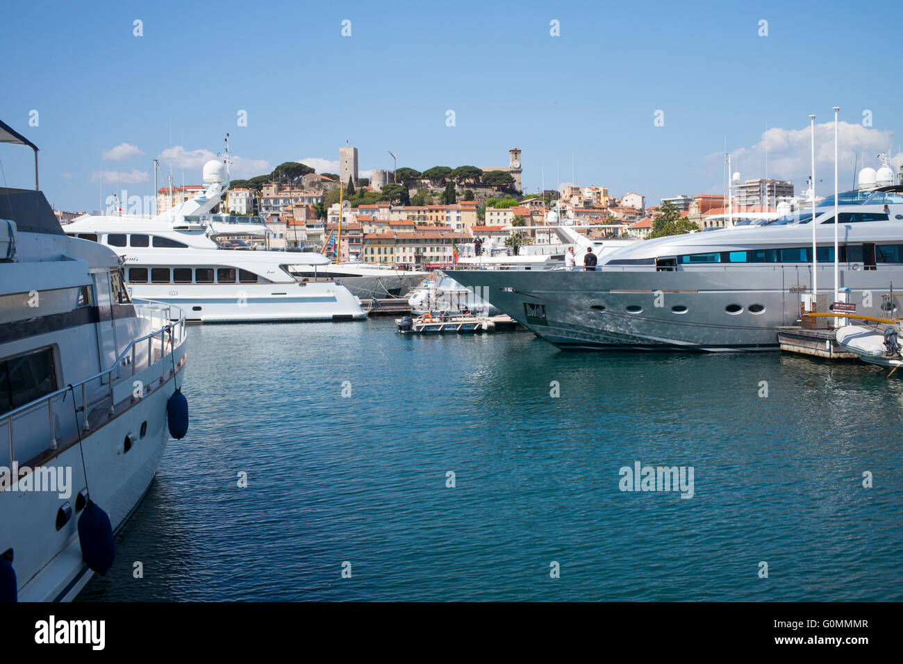 Yates de lujo amarrados en Cannes, Francia. El casco antiguo de Le Suquet es en el fondo. Foto de stock