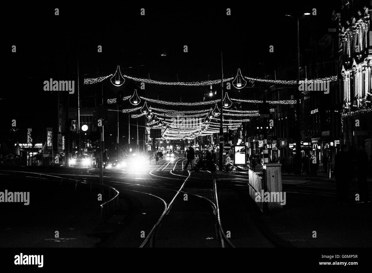 "La Avenida Amsterdam Rokin' por la noche, durante las vacaciones, en blanco y negro Foto de stock