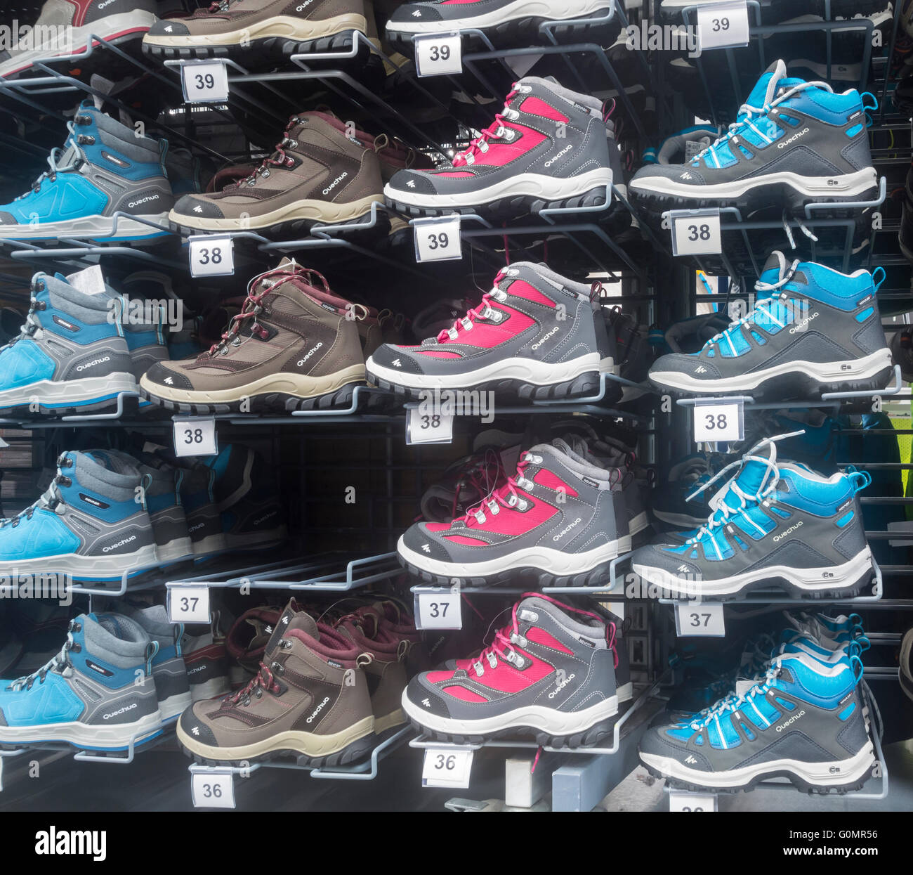 Botas marca quechua en la tienda Decathlon. "Quechua" Decathlon es la  propia montaña/outdoor ropa/calzado Fotografía de stock - Alamy