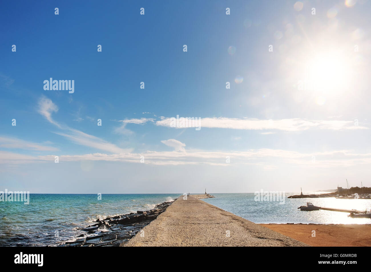 El mar y el cielo en un día de verano en el puerto de Ostuni, Apulia, en el sur de Italia Foto de stock