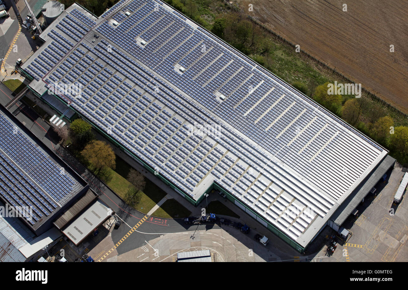 Vista aérea de una fábrica de paneles solares en el techo, al norte de Inglaterra, Reino Unido. Foto de stock