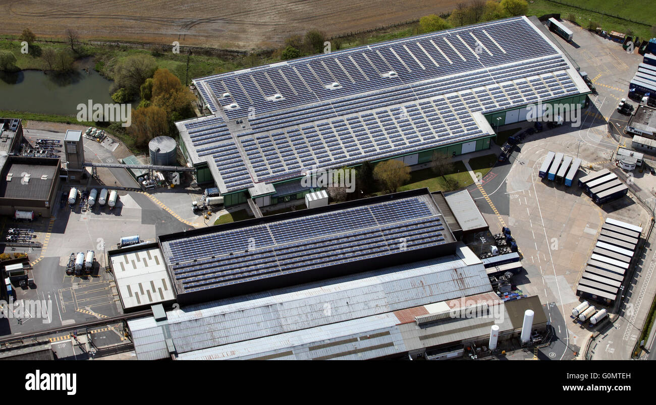 Vista aérea de una fábrica de paneles solares en el techo, al norte de Inglaterra, Reino Unido. Foto de stock
