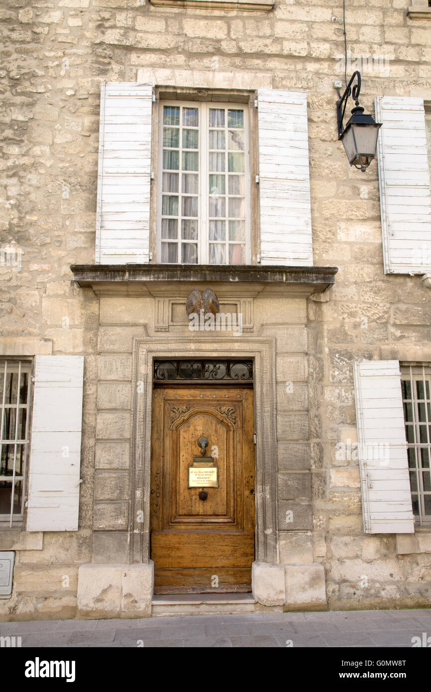 Fachada de edificio tradicional en Villeneuve Les Avignon; Francia Foto de stock