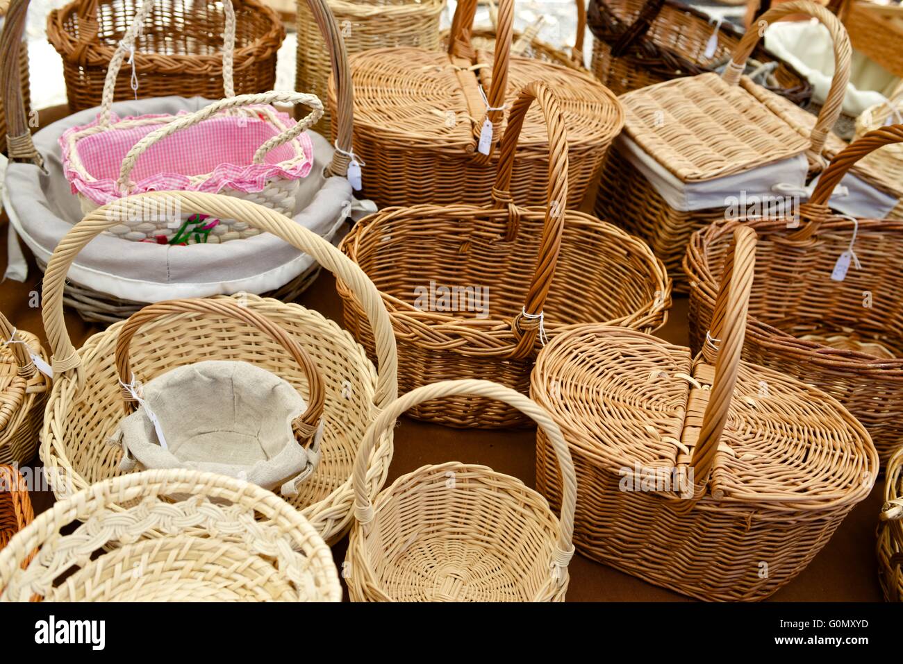 Grupo cestas de mimbre en un mercadillo local, Biescas, Pirineos, Huesca,  España Fotografía de stock - Alamy