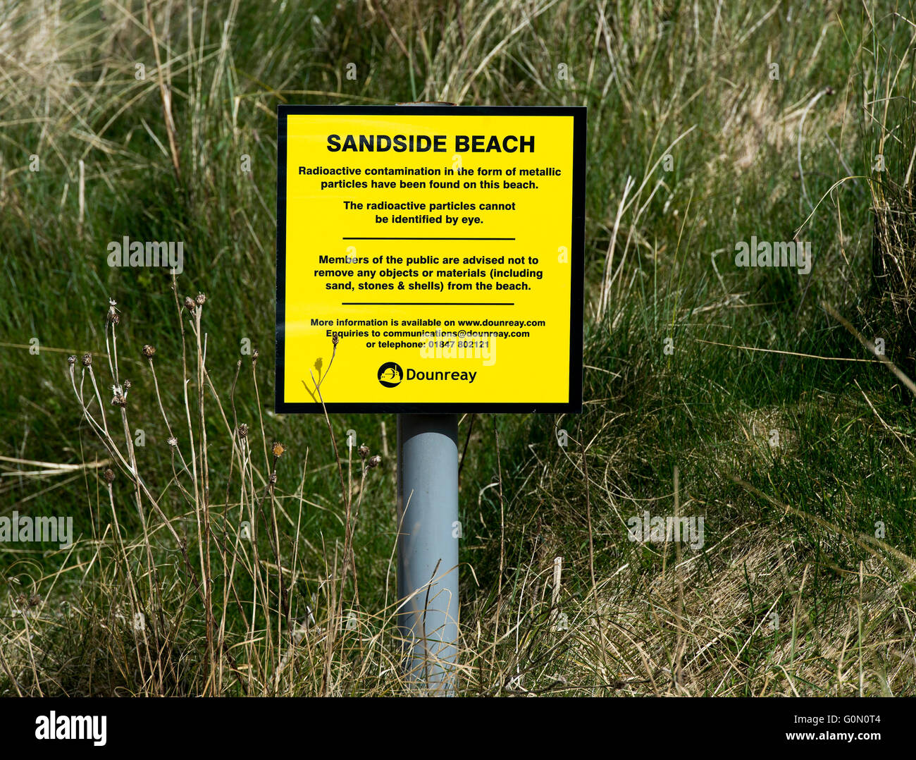 20/04/2016, la advertencia del signo de contaminación radiactiva en forma de partículas metálicas en la playa Sandside, Reay, Caithness, REINO UNIDO Foto de stock