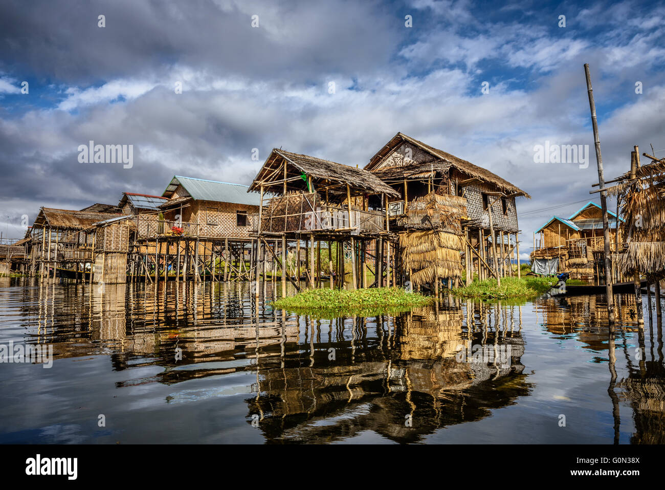 Casas de madera sobre pilotes habitada por la tribu de Inthar, Lago Inle, Myanmar Foto de stock