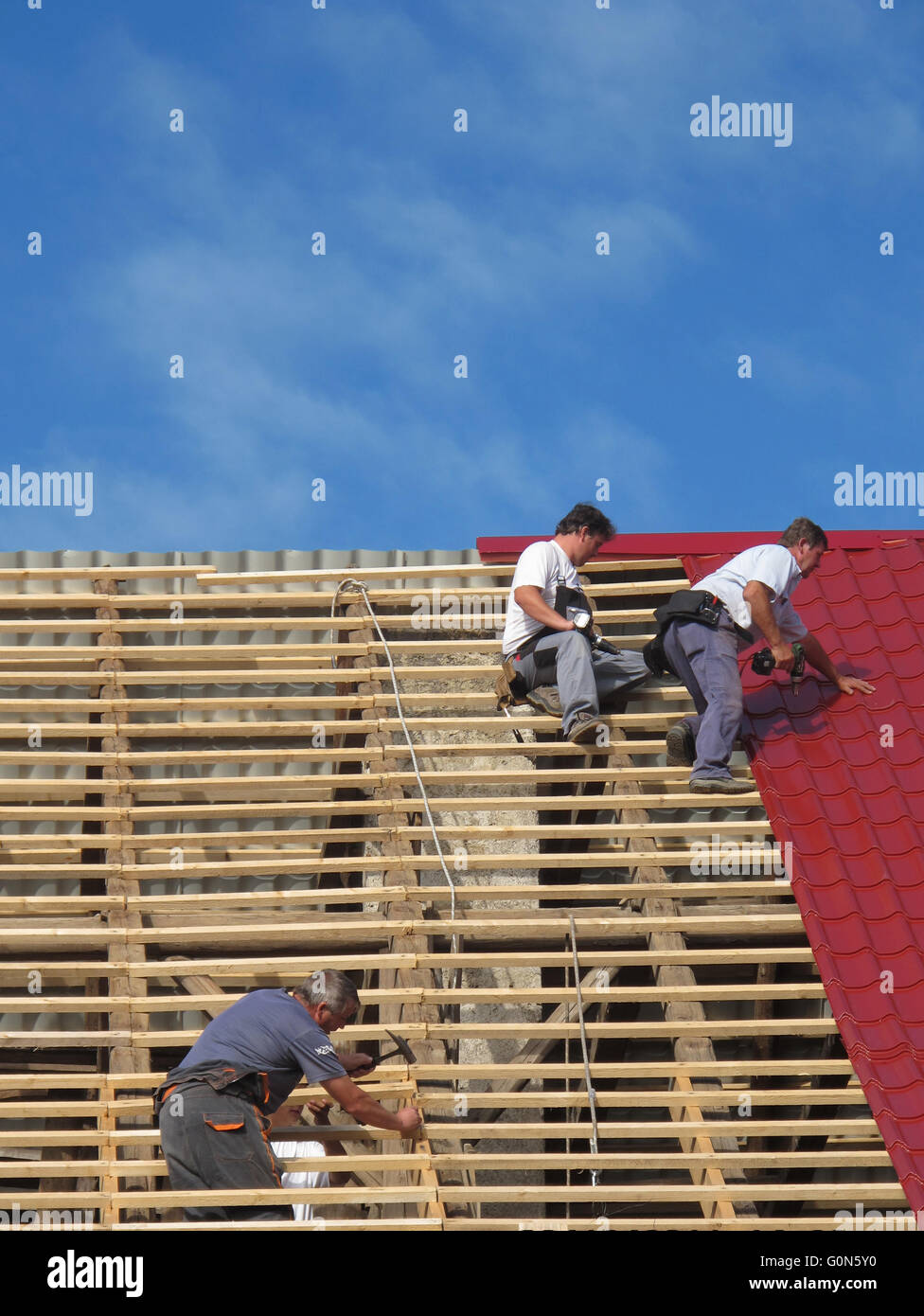 Techadores instalar nuevo techo en Studena, República Checa Foto de stock