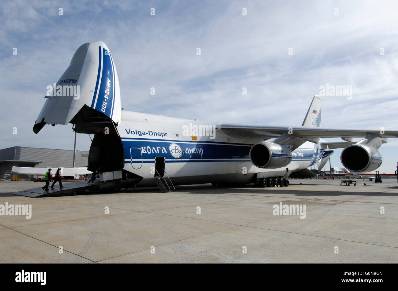 VolgaDnepr Airlines Antonov124100, un avión de transporte comercial