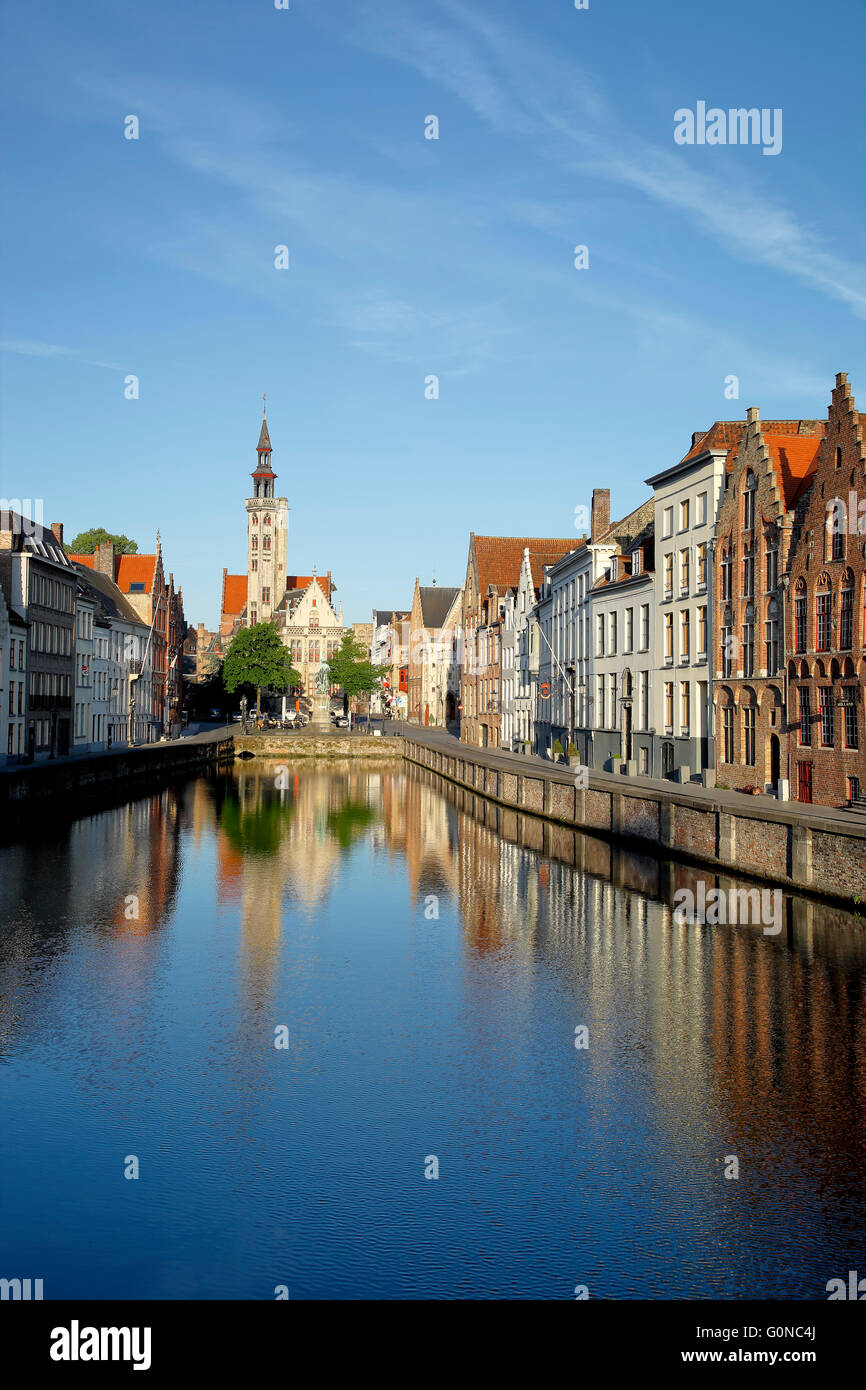 Torre Poortersloge, casas y canal, Brujas, Bélgica Foto de stock