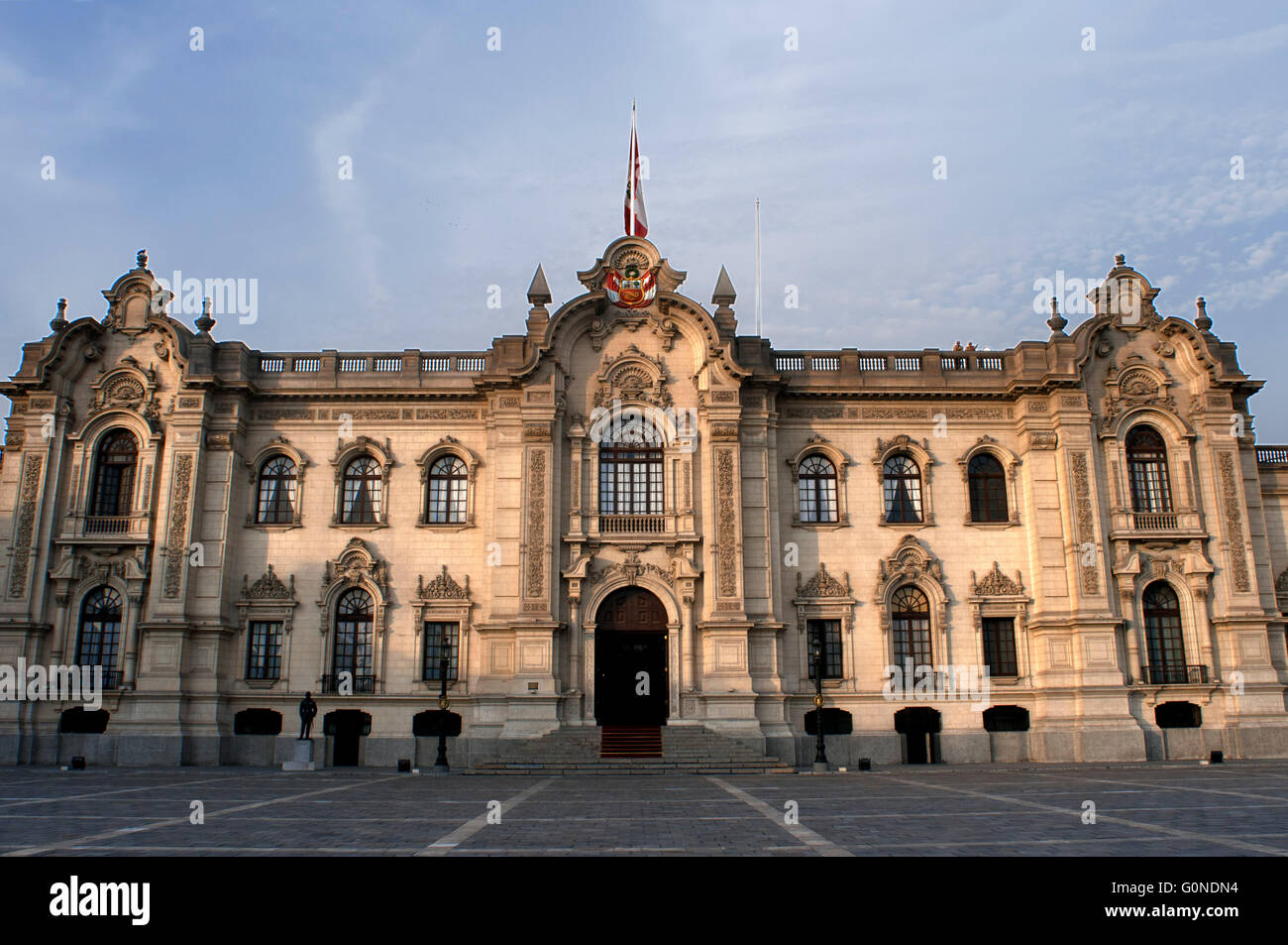 Palacio de Gobierno Palacio de Gobierno en la Plaza de Armas, la Plaza Mayor, Perú, América del Sur Foto de stock