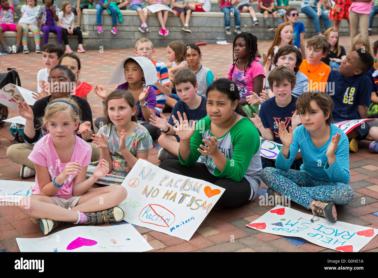 En Asheville, Carolina del Norte - alumnos de la escuela pública de Isaac Dickson Elementary School participar en una manifestación contra el racismo. Foto de stock