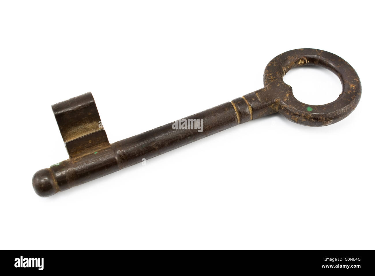 Old rusty key aislado en blanco Foto de stock
