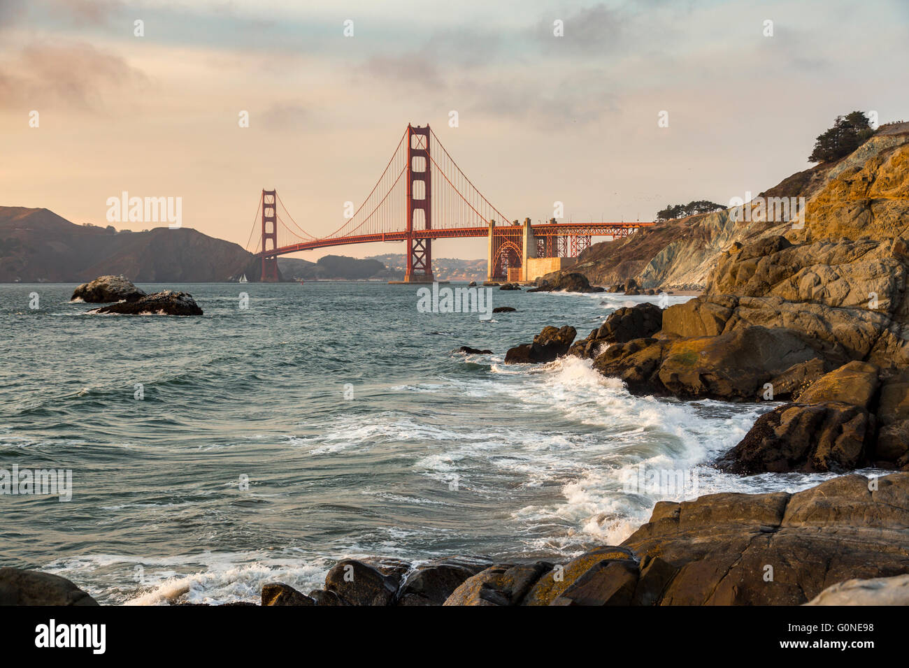 Puente Golden Gate al atardecer shot de Baker Beach Foto de stock