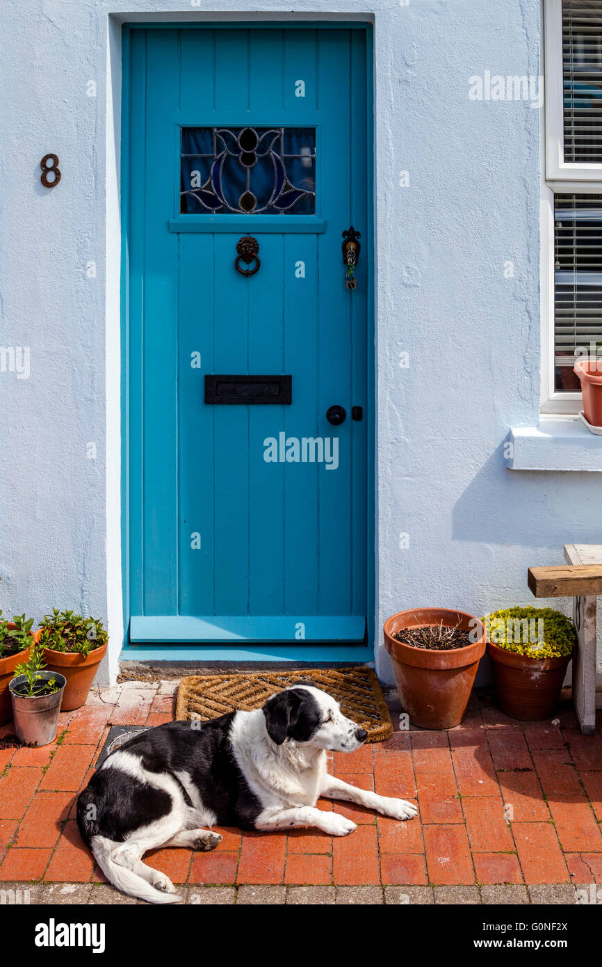 Sentado afuera de una casa fotografías e imágenes de alta resolución - Alamy