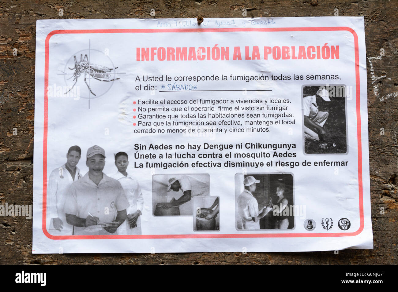 Aviso informando a los residentes en La Habana, Cuba de un planificado  programa de fumigación para matar los mosquitos que causan los virus Zika  Fotografía de stock - Alamy