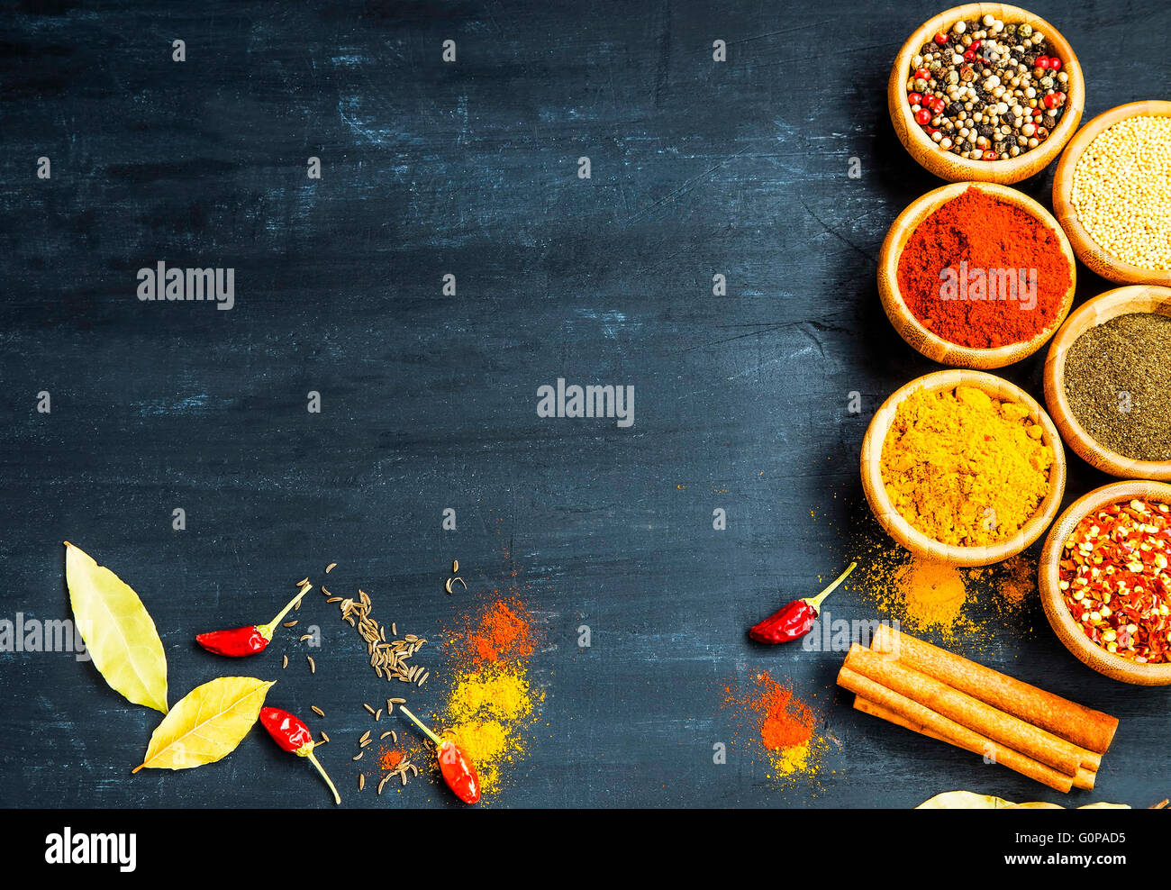 Especias indias con pimienta, jengibre, chili copos, semillas de pimienta, hojas de laurel y canela Foto de stock