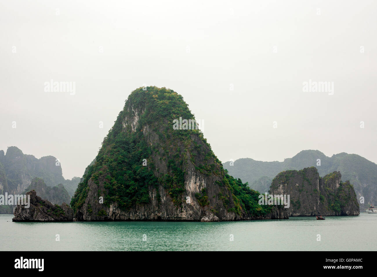 La Bahía de Ha Long, Vietnam topografía karst, sitio del Patrimonio Mundial de la Unesco Foto de stock