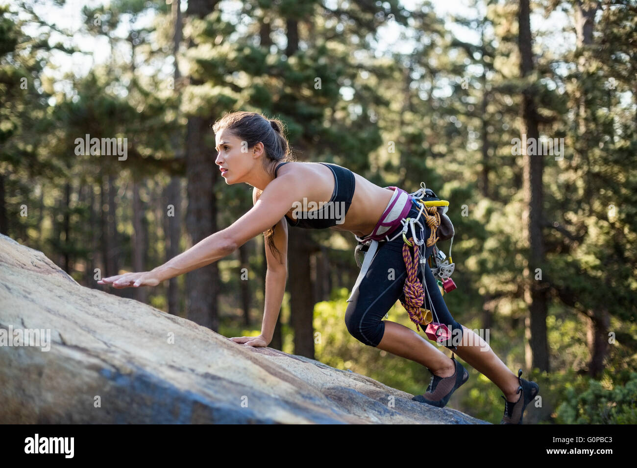 Mujer escalada deportiva una roca Foto de stock