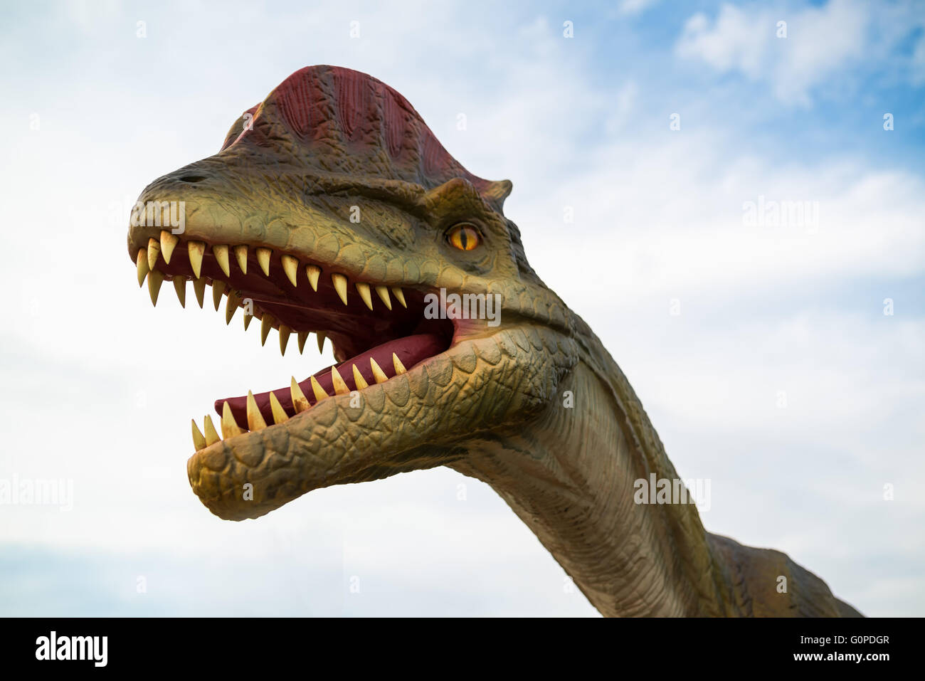 NOVI SAD, Serbia - Abril 28, 2016: Dilophosaurus tamaño real de animales prehistóricos en tema entertainment Dino Park en Novi Foto de stock